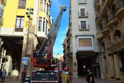 El despreniment a l’Eix Comercial va ocórrer a escassos metres de l’edifici de l’ajuntament.