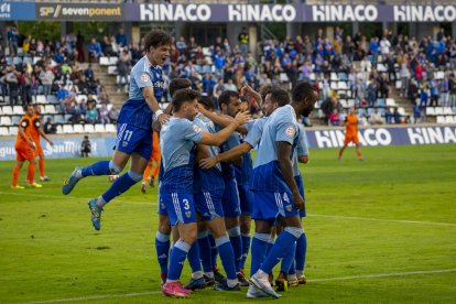 Els jugadors del Lleida Esportiu s’uneixen en una pinya per celebrar el gol de Montero, que suposava el 2-0.