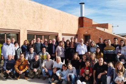 Bombers voluntaris, familiars i representants de la regió d’emergències de Lleida van assistir diumenge a la festa de jubilació.