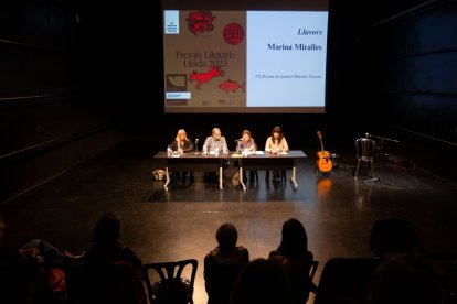 Els dos autors guanyadors de l’any passat i les presentadores dels llibres, ahir a l’Escorxador.