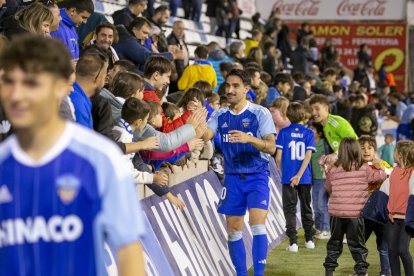 Chuli, saludant uns joves aficionats després de l’últim partit.