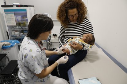 Una infermera vacuna contra el VRS un nadó ahir al CAP Onze de Setembre de Lleida.