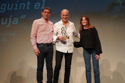 Josep Maria Castellví (en el centre) va rebre el premi acompanyat del seu col·laborador Alfons Tejero.