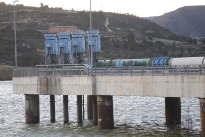 Les turbines de la captació del Segrià Sud des del pantà de Riba-roja a Almatret.