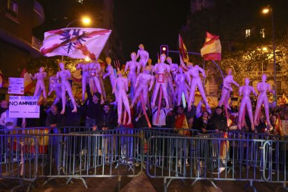 Manifestants amb nines inflables amb el logo del PSOE.