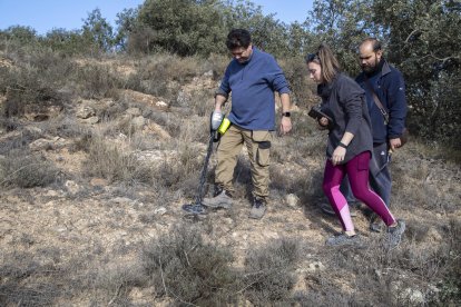 Arqueòlegs i voluntaris van començar dilluns a buscar restes carlines en aquesta àrea de la Segarra.