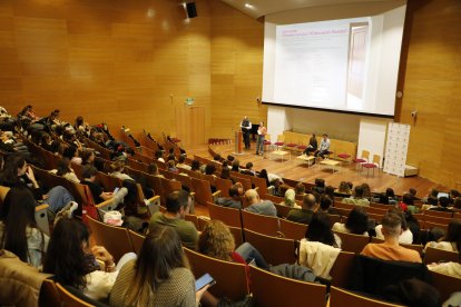 Educadors socials debaten sobre el sistema de protecció a la infància