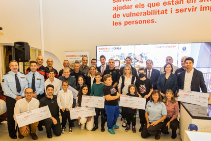 Presentació dilluns del calendari solidari de Bombers amb Causa del 2024.