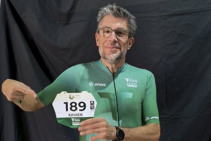 Xavier Vilalta, l’alcalde Pinós, amb el dorsal de participant en la Titan Desert de l’Aràbia.