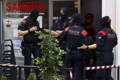 Mossos durant una intervenció en una oficina a Barcelona.