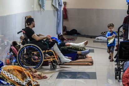 Ferits als passadissos de l’hospital Nasser en Khan Yunis, a la part sud-oest de la Franja de Gaza.