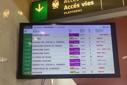 El plafó informatiu de l’estació de Lleida mostrant retards.