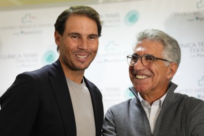 Rafa Nadal, ahir al costat de l’extenista Manolo Orantes.