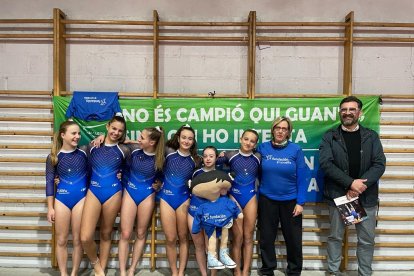 Les gimnastes, amb Àngela Mora al centre, i la seua entrenadora.