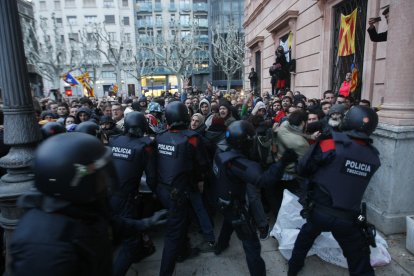 Imatge dels disturbis a la subdelegació de Lleida el 2018.