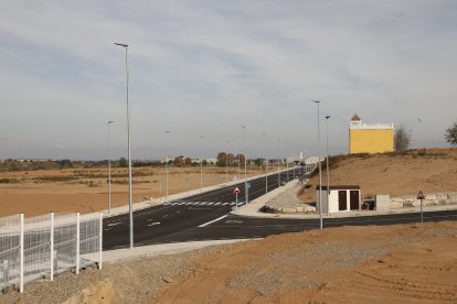 La casa modernista de Torre Solé, que dona nom al polígon, envoltada de parcel·les per a naus.