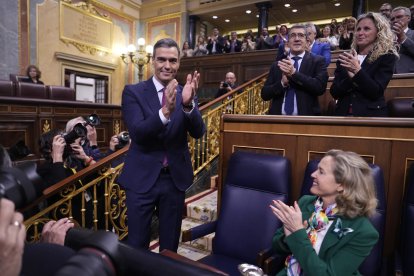 El grup del PSOE, entre els quals la diputada per Lleida Montse Mínguez, aplaudeix Sánchez.