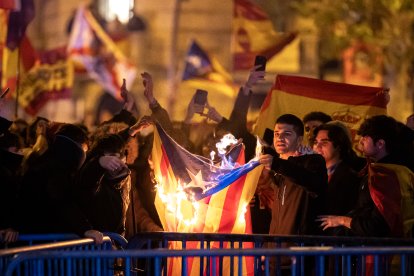 Manifestants cremant una estelada ahir a la nit.