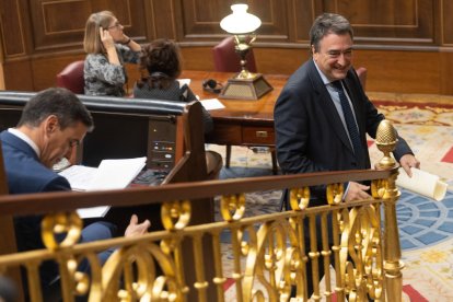 Aitor Esteban (PNB) passa per davant de Pedro Sánchez en el seu camí cap a la tribuna dels oradors.