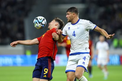 Gavi, l’únic blaugrana titular ahir al costat de Lamine Yamal, controla una pilota amb el pit.