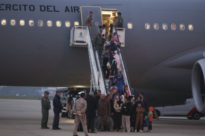 Els 139 espanyols evacuats de Gaza, entre ells 67 menors, a l’arribada a Torrejón de Ardoz.