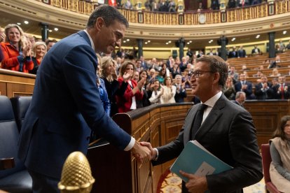 Feijóo va estrènyer la mà a Sánchez després de la reelecció mentre el grup del PSOE aplaudia el seu secretari general.