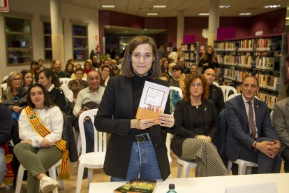 Carla Simón, amb el llibre sobre el rodatge d’‘Alcarràs’ al gener.