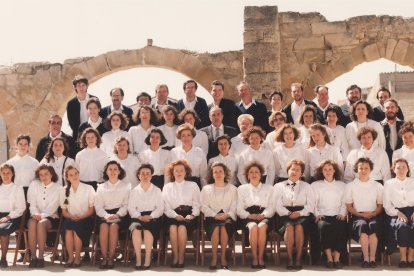 Foto de grup de les i els cantaires que integraven la formació quan va celebrar el 40 aniversari.