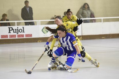 Victòria Porta, en una acció del partit davant del Voltregà.