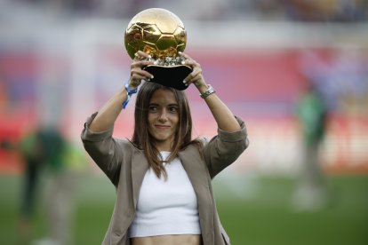 Aitana Bonmatí, en foto d’arxiu, mostrant la Pilota d’Or.