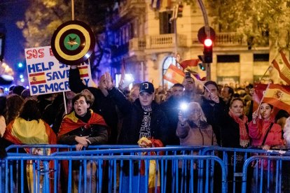 Persones concentrades davant de la seu del PSOE en Madrid.