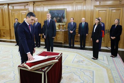 Sánchez promet el càrrec davant d’un Felip VI amb un posat seriós i les principals institucions de l’Estat.