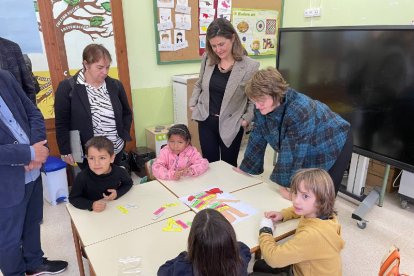 La consellera, Anna Simó, ahir a l’escola de Bossòst.