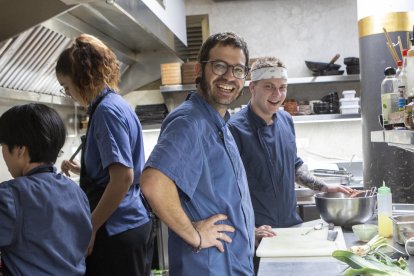 El cuiner i propietari de L’Antic Forn de Cervera, Sergi Ortiz, entre fogons.