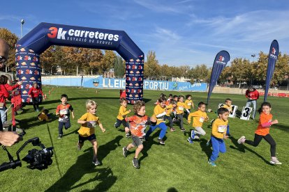 Un grup de nens instants després de la sortida d’una de les curses.