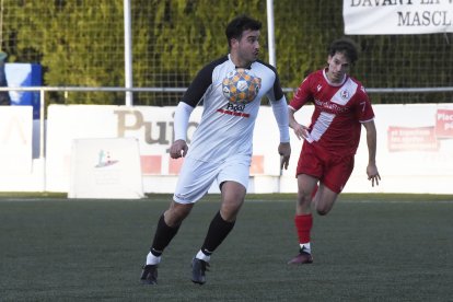 El jugador del Borges Albert Juclà controla una pilota davant la pressió d’un rival.