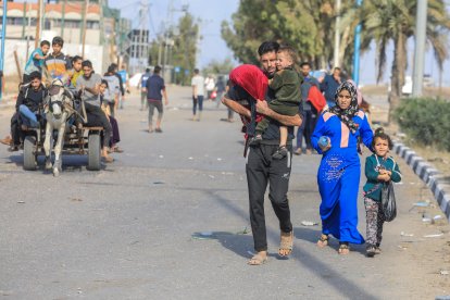 Famílies palestines fugen de capital i altres parts del nord de Gaza a una zona més segura.