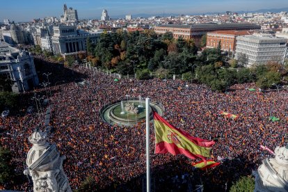 Milers de persones es van concentrar a la plaça de Cibeles, a Madrid, contra l’amnistia.