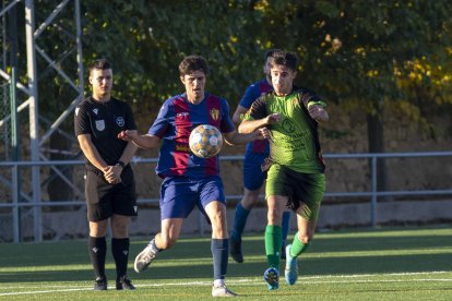 Un jugador del Soses protegeix l’esfèric davant de la pressió d’un rival.