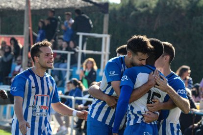 Jugadors de l’Artesa de Lleida celebren el primer gol del partit, obra d’Anthony.