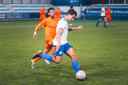 Un jugador local ataca davant de la pressió de Youssef.