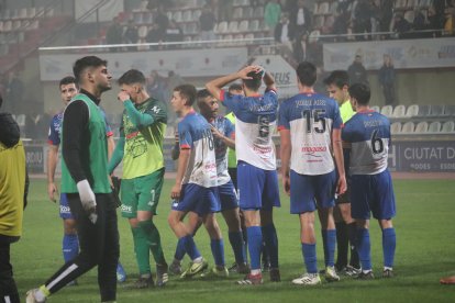 Els jugadors del Mollerussa protesten al col·legiat una vegada acabat el partit, per un penal no assenyalat al minut 94.