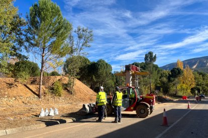 Les obres per construir el pont que creuarà la C-13 per facilitar l’accés a l’estació de Cellers.