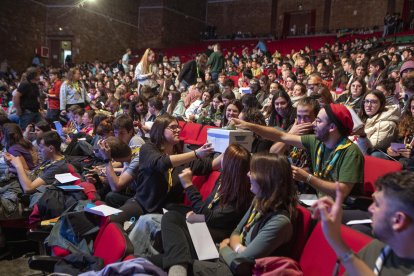 Un moment de l’assemblea que es va celebrar ahir al Teatre de la Passió de Cervera.