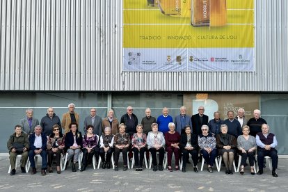 Fotografia de grup dels veïns i veïnes de les Borges Blanques que van ser homenatjats diumenge amb motiu del seu 80è aniversari.