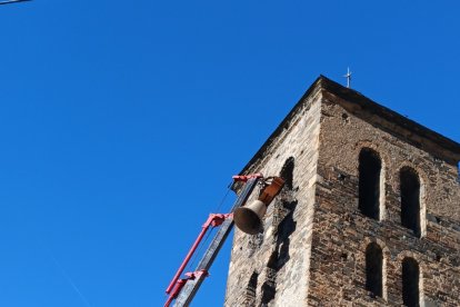 Els treballs per instal·lar les campanes a Vilamòs.