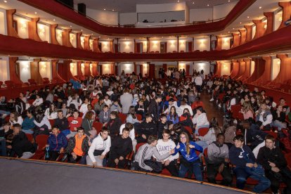 Teatre al Pla d’Urgell ■ Uns 700 escolars de 3r i 4t d’ESO del Pla d’Urgell van assistir ahir al Teatre L’Amistat de Mollerussa a la teatralització de La Caputxeta Vermella en les activitats contra la violència masclista. El Servei d’In ...