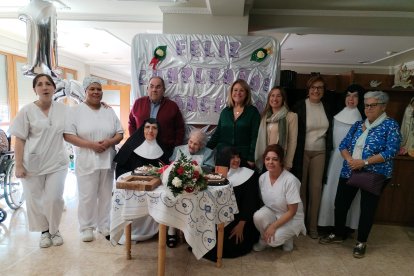 La residència Santa Teresa Jornet va acollir ahir un acte en honor a Francisca Latorre pel seu centenari.