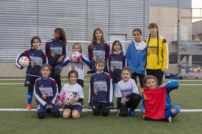 L’equip femení del Guissona i la seua entrenadora Sabina Morera.