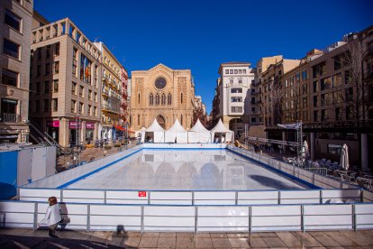 La pista de gel de la plaça Sant Joan ja estava pràcticament muntada ahir al migdia.